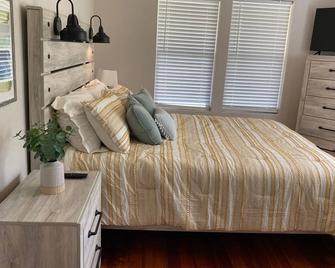 Shiner's Hidden Gem - 2br/1ba - Shiner - Bedroom