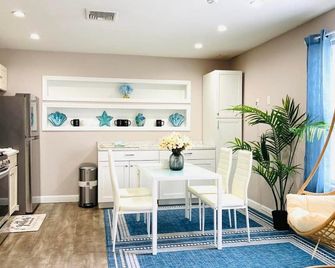 Private Apartment with private entrance, Full Bathroom, Living room, Kitchen - Cranston - Dining room