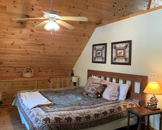 Northern Lake George Beautiful Log Home With Direct Water Front - Ticonderoga - Bedroom