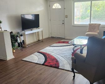 Spacious Cozy 3 Bedroom Waterfront House - Port Richey - Wohnzimmer