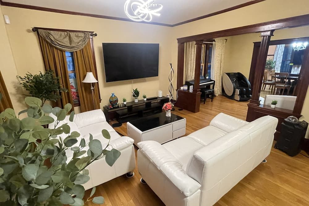Beautiful Victorian home, Great view with balcony. Free parking. - بوسطن - غرفة معيشة