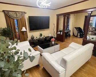 Beautiful Victorian home, Great view with balcony. Free parking. - بوسطن - غرفة معيشة
