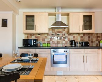 Old Town Central Apartments - Swindon - Kitchen