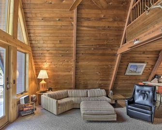 Lake Pepin Cottage with Decks and Private Beach! - Stockholm - Living room