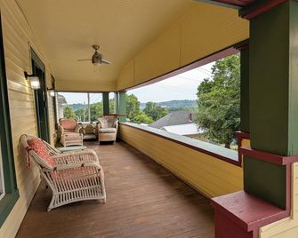 Beautiful 3-Bedroom Bungalow in West Baden Springs - The Indiana Overlook House - West Baden Springs - Balcony