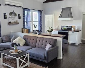 Country charm and modern finishes with beautiful open living and dining areas - Fostoria - Living room
