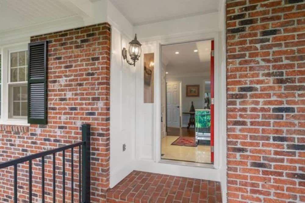 Building view of Dream 10+home!