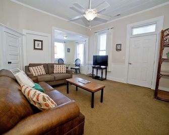 Georgianne Inn & Suites - Tybee Island - Living room