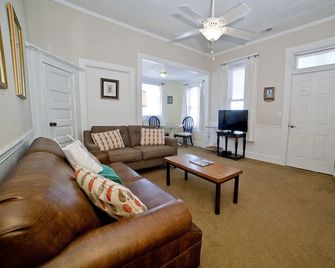 Georgianne Inn & Suites - Tybee Island - Olohuone