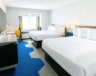 Microtel Inn & Suites by Wyndham Springville - Springville - Bedroom