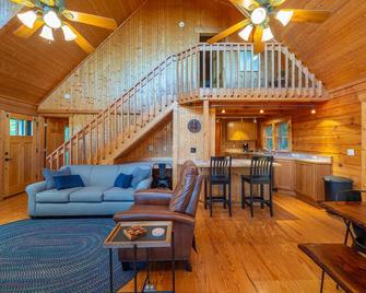 Summit Sunsets Pets & Year-Round Mountain Views! - Marion - Living room