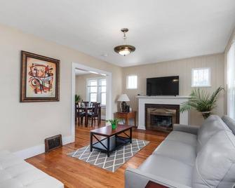 1920's Charmer with Modern Ammenities and 1000mpbs Internet! - Berkley - Living room