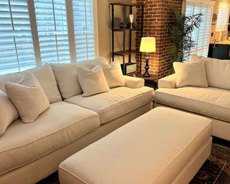 Fully Remodeled Home In Boulder County - Superior - Living room
