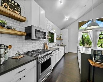 Riverfront Retreat · Walk to Dining · 2 Kings · Deck · - Ingram - Kitchen