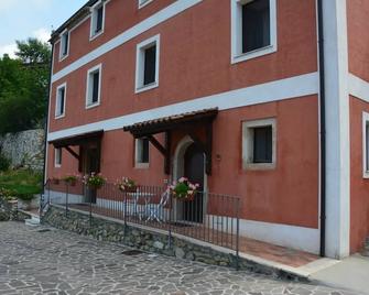 B&B La Casa Rossa - Paola - Gebäude