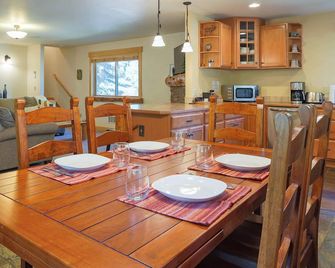 Elk Lodge: Spacious Cabin Near Trails & Ski Access - Winthrop - Essbereich