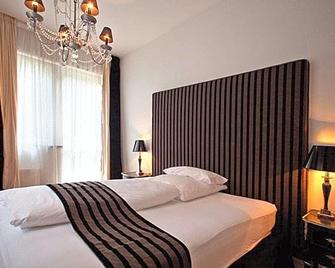 Hotel Aleksandra - Düsseldorf - Bedroom