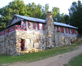 Large remolded hunting lodge with beautiful views of the Spring River Falls - Hardy - Gebäude
