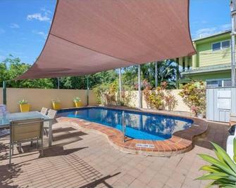 Walk to Strand Sleeps4 2 Bedroom 1.5 Bath Central Location - Townsville - Pool