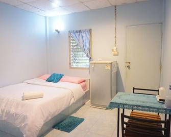 Montra Guesthouse - Mueang Ranong - Habitación