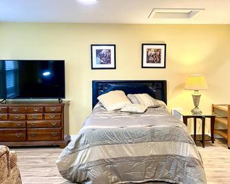 Newly renovated studio In Issaquah Long-Term Rental - Issaquah - Bedroom