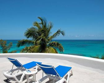 Newly Renovated Beachfront Estate w/ Pool, Privacy - North Palmetto Point - Balcón