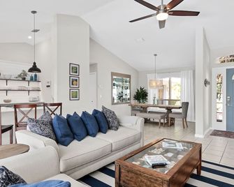 Beachcomber Bungalow: East of A1A, Heated Pool, Hot Tub & Beach Gear - Vero Beach - Living room