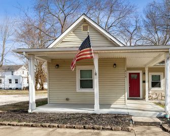 Chestnut St 3 Bedroom House in Historic - Loveland - Building