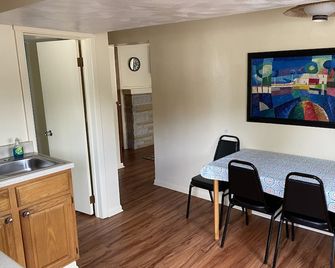 'The Beach Hive' unit 1; lower-level apartment on the Lake - Geneva - Comedor