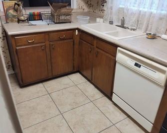Spacious 4 Br House Ac & Wifi In Cool Universal City. Fenced Yard, Shop, Rafb - Universal City - Kitchen