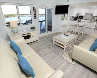 Gulf front bliss, quiet end of PCB, Ocean+Lake Front balconies, newly renovated - Sunnyside - Living room