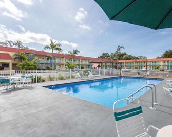 Super 8 by Wyndham Sarasota Near Siesta Key - Sarasota - Piscina
