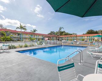 Super 8 by Wyndham Sarasota Near Siesta Key - סראסוטה - בריכה