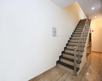 OYO 9254 The Platinum - Chandigarh - Stairs