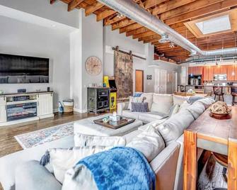 Spacious 4 Bedroom Downtown La Crosse - La Crosse - Sala de estar
