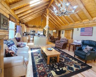 Log cabin style home on secluded 48 acre property - Divide - Sala de estar