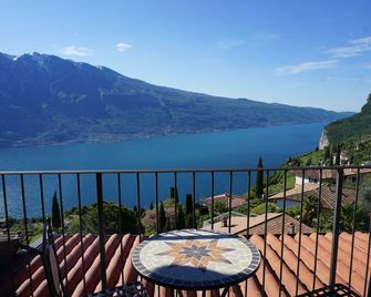 Atmospheric romantic stone holiday house with a magnificent view - Campione del Garda - Balcony