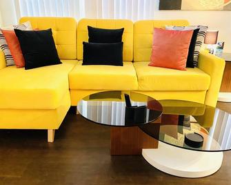 Modern, Clean And Homey Apt By The Beach! - Hermosa Beach - Pokój dzienny