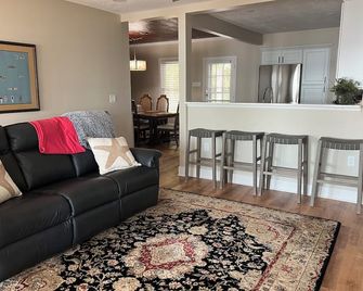 Charming Beachfront 4-bedroom cottage with WiFi, AC in Coldwater - Coldwater - Huiskamer