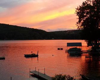 Lake Front Home with Stunning Views - Salisbury - Außenansicht