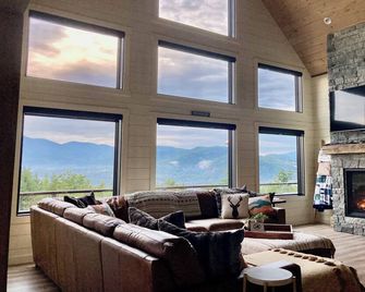Megavista Mountain Lodge - Hgtv - Featured Retreat In The White Mountains. - Intervale - Living room