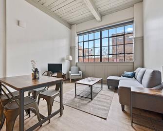 Industrial Style Living In Downtown Cle! - Cleveland - Wohnzimmer
