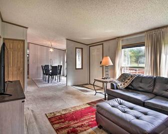 Quaint Pequot Home 1 Mi from Lake Access! - Pequot Lakes - Living room