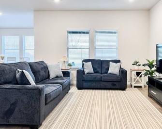New King Bed Private Yard Near Everything - Sherman - Living room