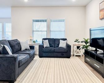 Charming 3-bedroom house with AC and WiFi in pleasant Sherman - Sherman - Вітальня