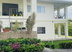 A condo, Nearby beaches and parks - Playa Bonita Village - Edificio