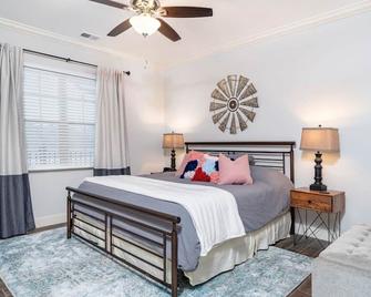 Elegant Cades Cove Condo with Community Pool - Townsend - Bedroom