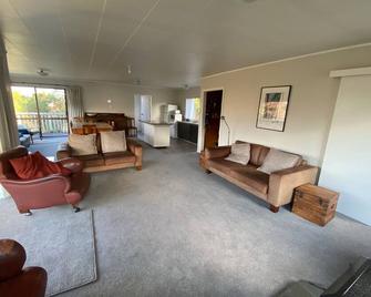 Kuratau Holiday Home - Kuratau - Pokój dzienny