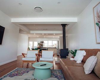 Family Friendly Home by the Lake - Booragul - Phòng khách