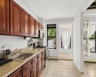 Charming 3-bedroom townhome with Garden. 25 mins from the city - Brooklyn - Küche